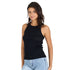 Frau in einem schwarzen Merino Tanktop über einer Jeans.